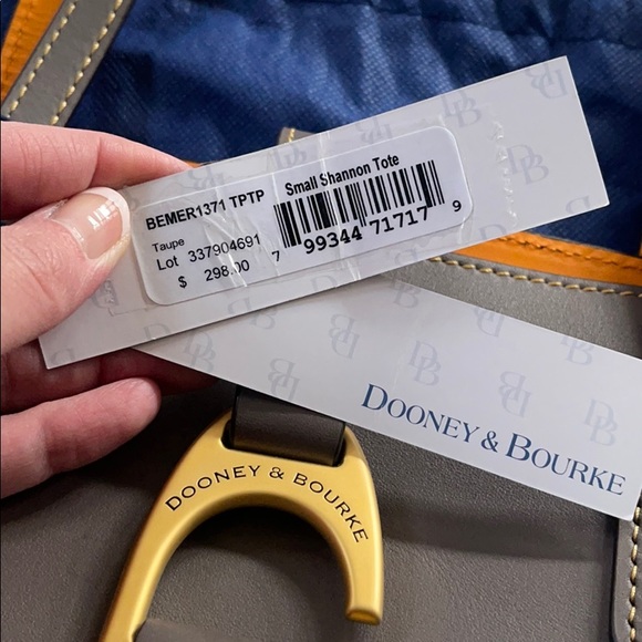 BNWT Dooney & Bourke Small Shannon Tote - Picture 7 of 7